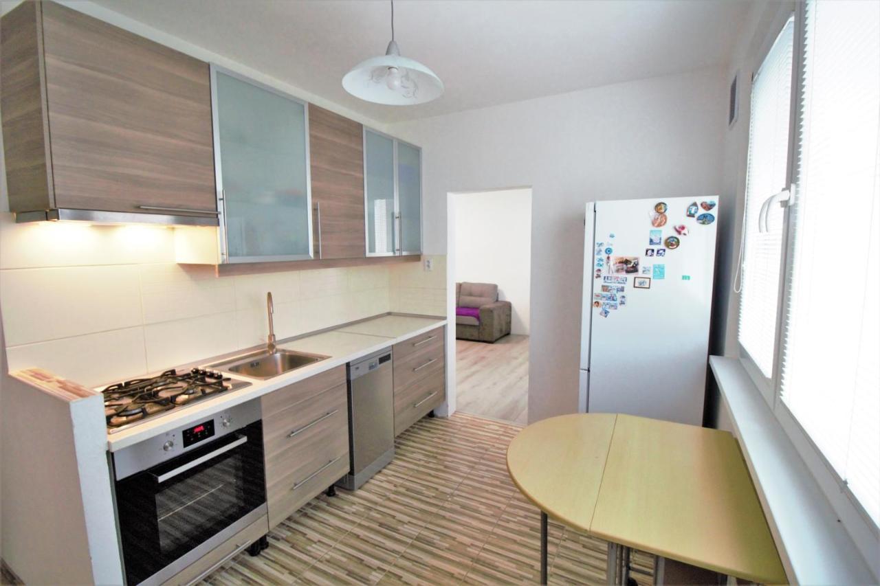 Cozy, Bright Room With Free Parking Братислава Екстериор снимка